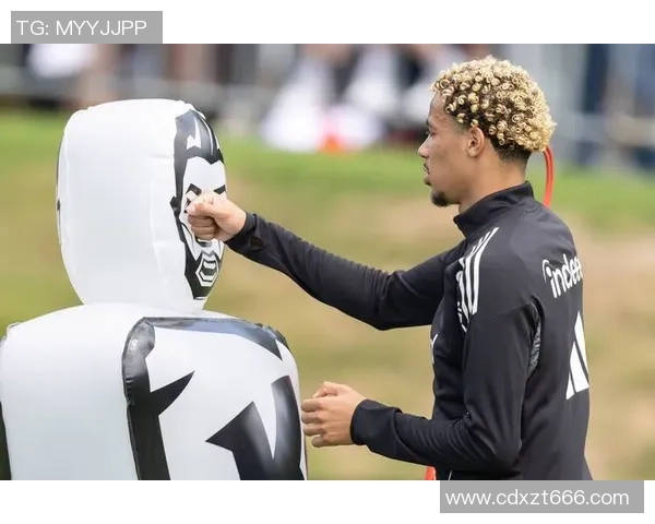 埃基蒂克：11打10并不会更简单；作为前锋最好的感觉便是进球